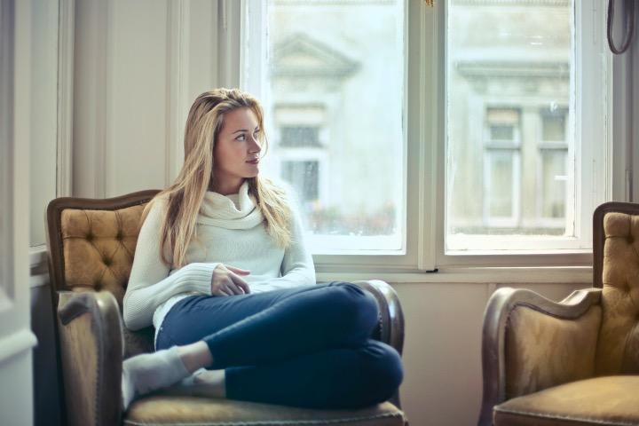 Vrouw met stress en buikpijn