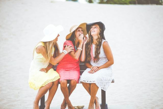 Gezonde vrouwen op het strand SHE Health Clinics