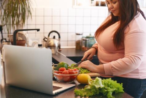 Vrouw overgewicht gezond eten SHE Health Clinics