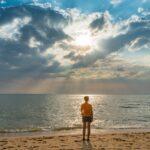 Vrouw op strand SHE Health Clinics