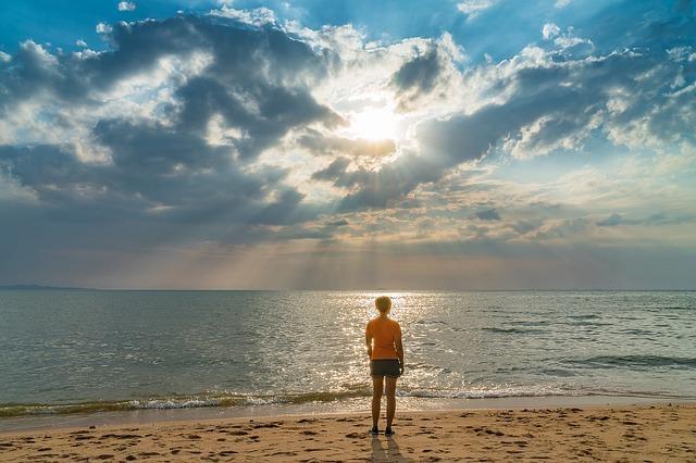 Vrouw op strand SHE Health Clinics